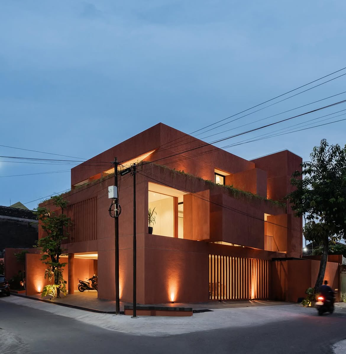 Kantor Media Bersama Group di Surakarta saat senja